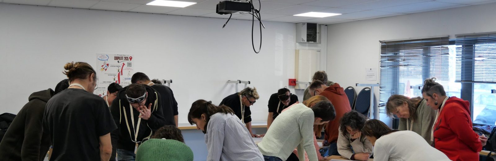 Îlots de travail collaboratifs réunissant des entrepreneurs lors d’une assemblée générale